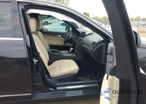 2008 Mercedes-Benz C 350 Sport z USA, uszkodzony, nr VIN WDDGF56X28F059919